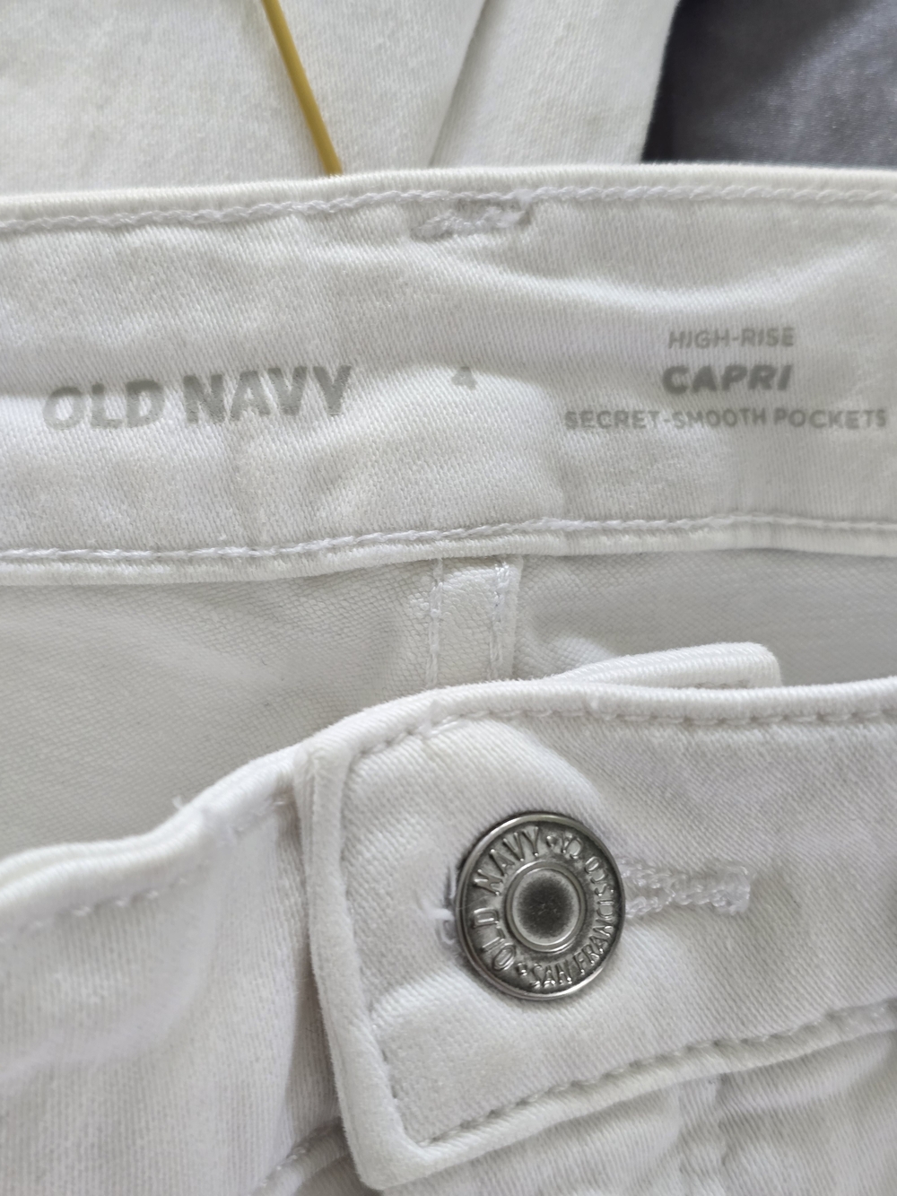 Old Navy White High-Rise Capri Jeans - Picture 3 of 3